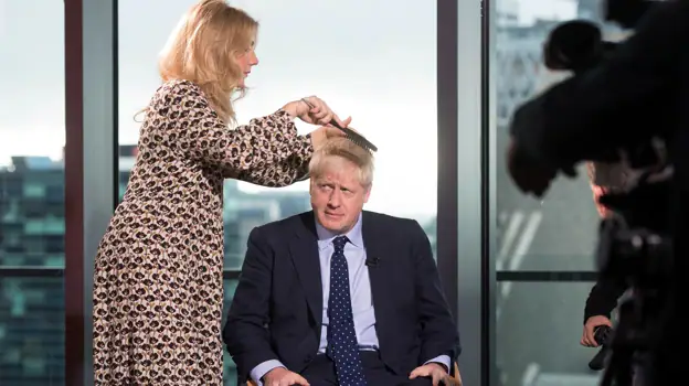 Una peluquera peina a Boris Johnson antes de comparecer en la BBC en 2019