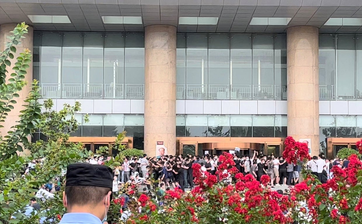 Centenares de personas protestan en el banco popular de Zhengzhou (China)