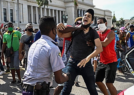 Imagen secundaria 1 - Cientos de personas salieron a las calles para protestar contra el régimen cubano
