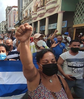 Imagen secundaria 2 - Cientos de personas salieron a las calles para protestar contra el régimen cubano