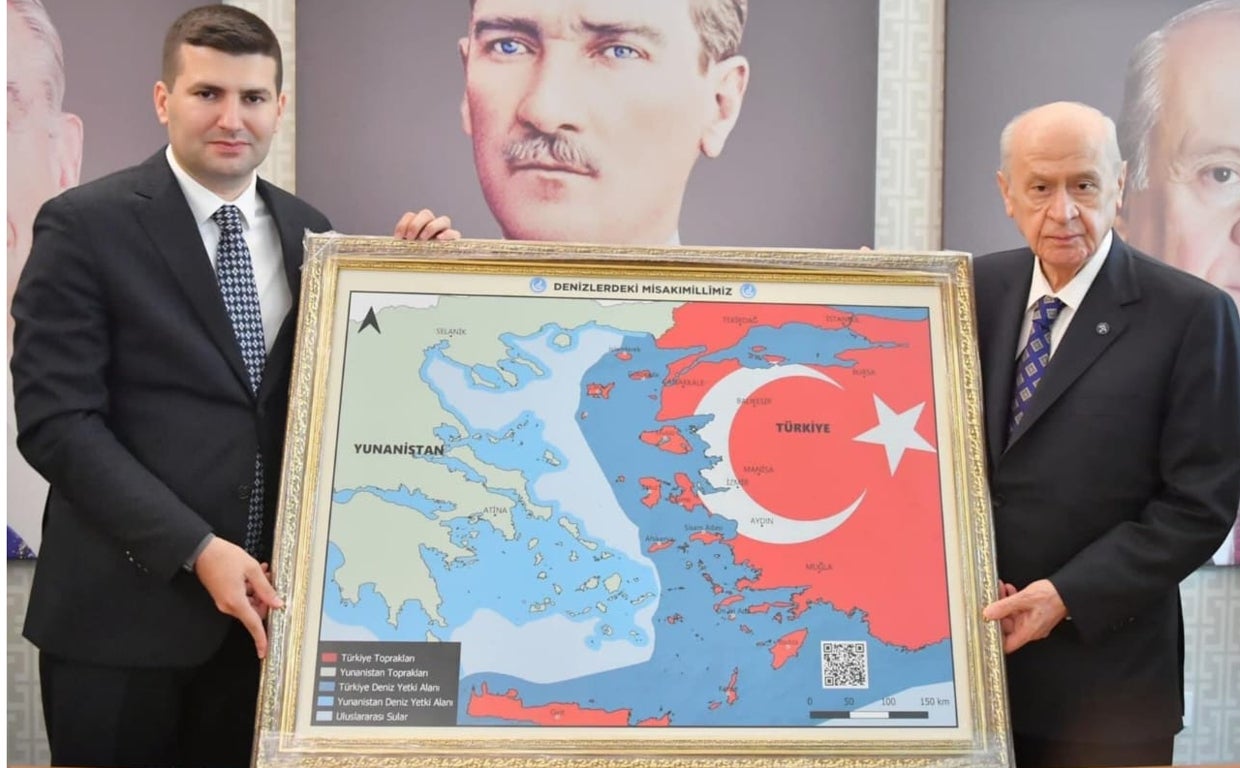 Imagen del socio de Gobierno de Erdogan, Devlet Bakhceli, donde se presentan las islas de Egeo y Creta como pertenecientes a  Turquía
