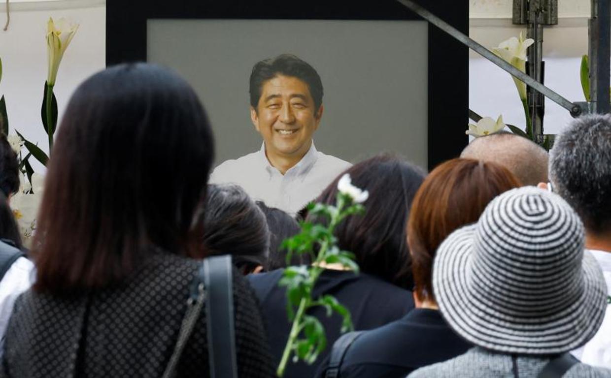 Ofrenda floral en el templo de Zozoji, donde ha tenido lugar el funeral
