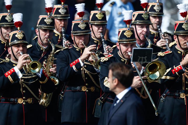Cuerpo de música tocando mientras Macron les observa