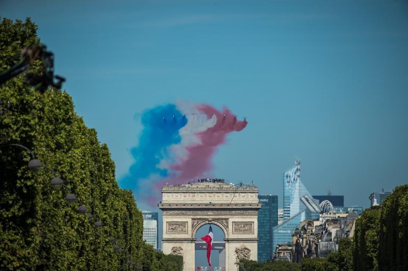 Bandera francesa sobre el cielo de París