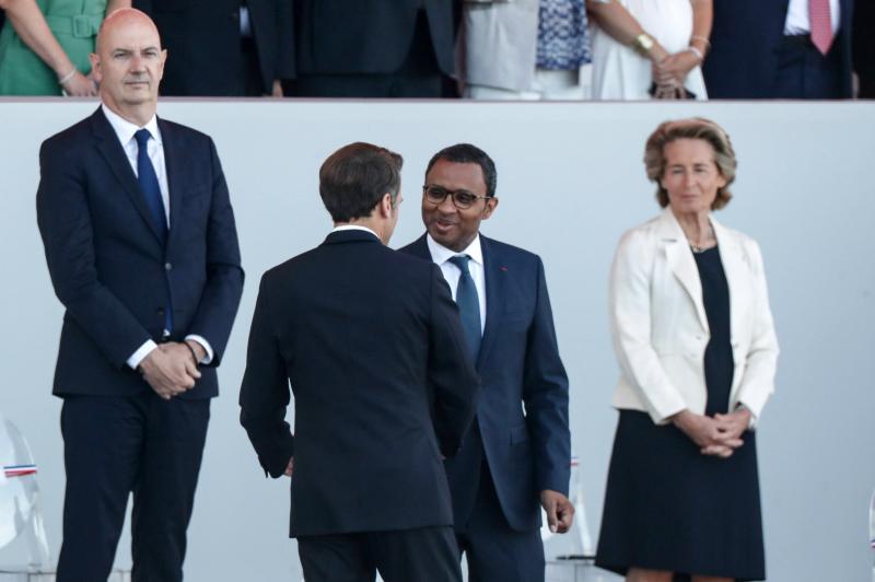 Macron saludando en el palco de autoridades