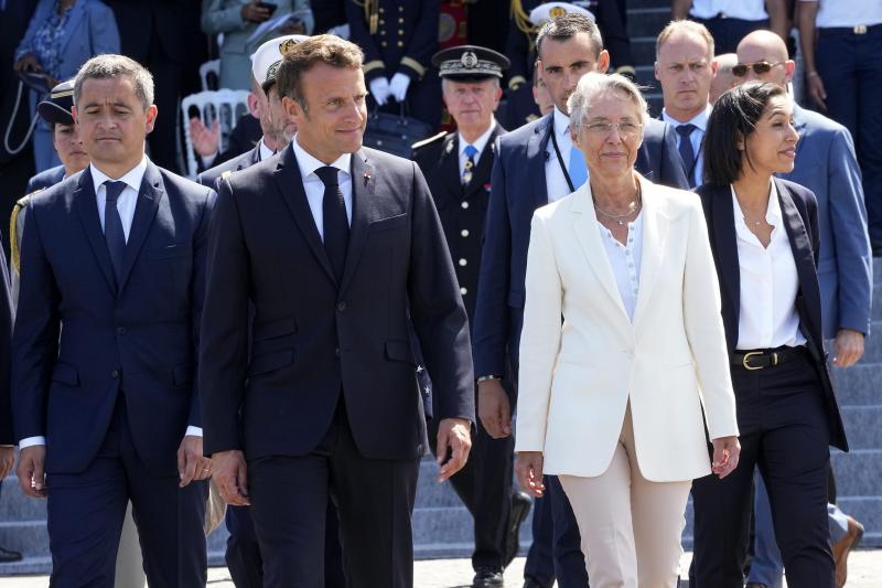 Elisabeth Borne, primera ministra francesa, desfilando junto a Macron