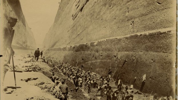 El Canal de Corinto en 1890. Se inauguró oficialmente el 25 de julio de 1893, en presencia del Rey Jorge I de Grecia