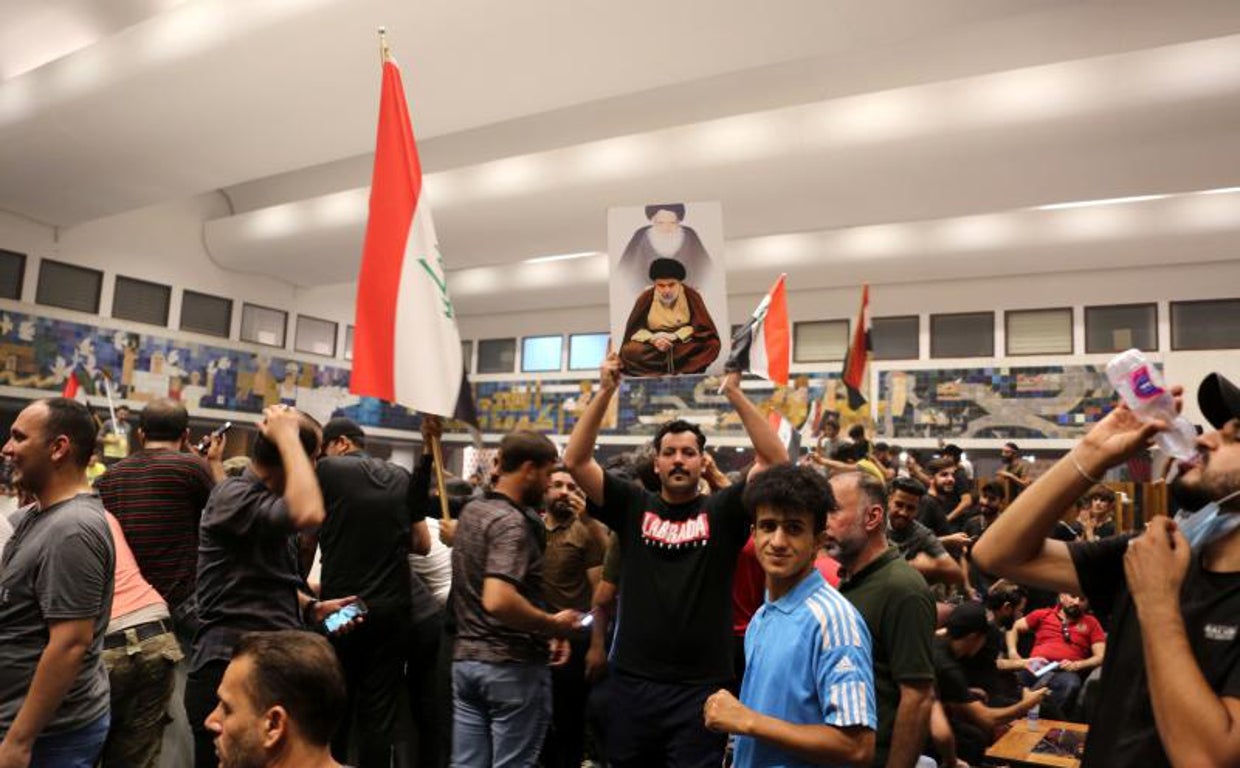 Decenas de seguidores del clérigo chií Muqtada al Sadr, en el asalto al parlamento iraquí