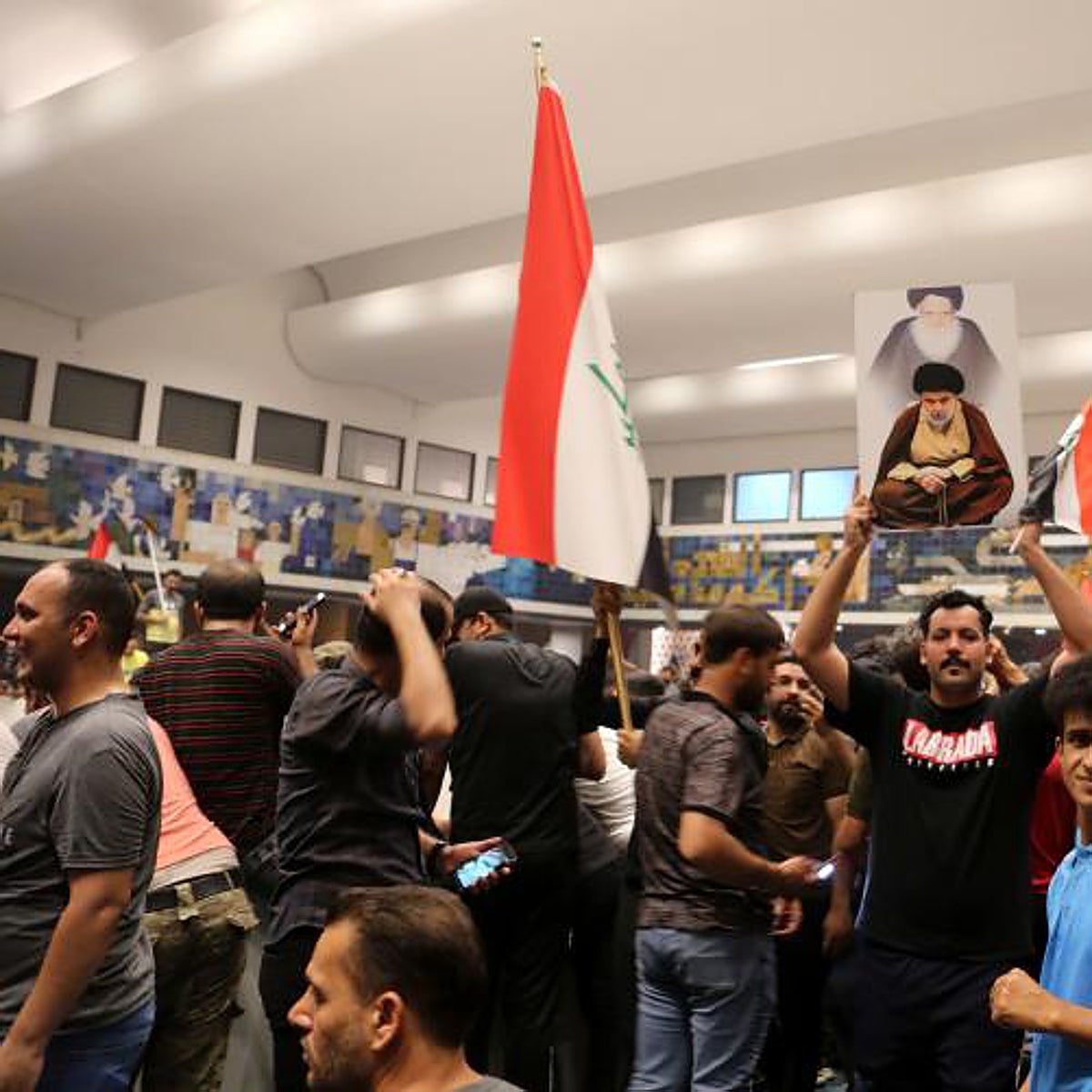 Los partidarios del clérigo chii Al Sadr, bestia negra de EE.UU., provocan escenas de caos en Bagdad