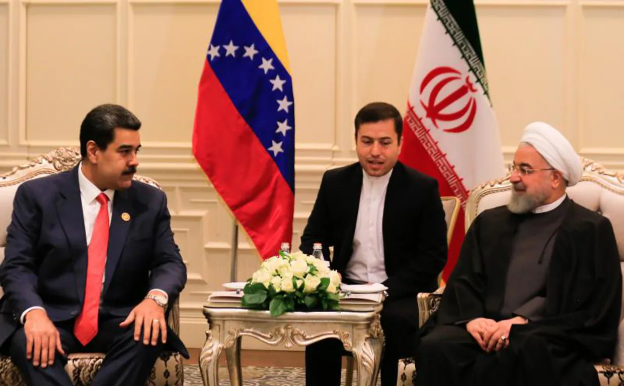 El presidente de Venezuela, Nicolás Maduro (izquierda), hablando durante una reunión bilateral con el presidente de Irán , Hassan Rouhani (derecha)