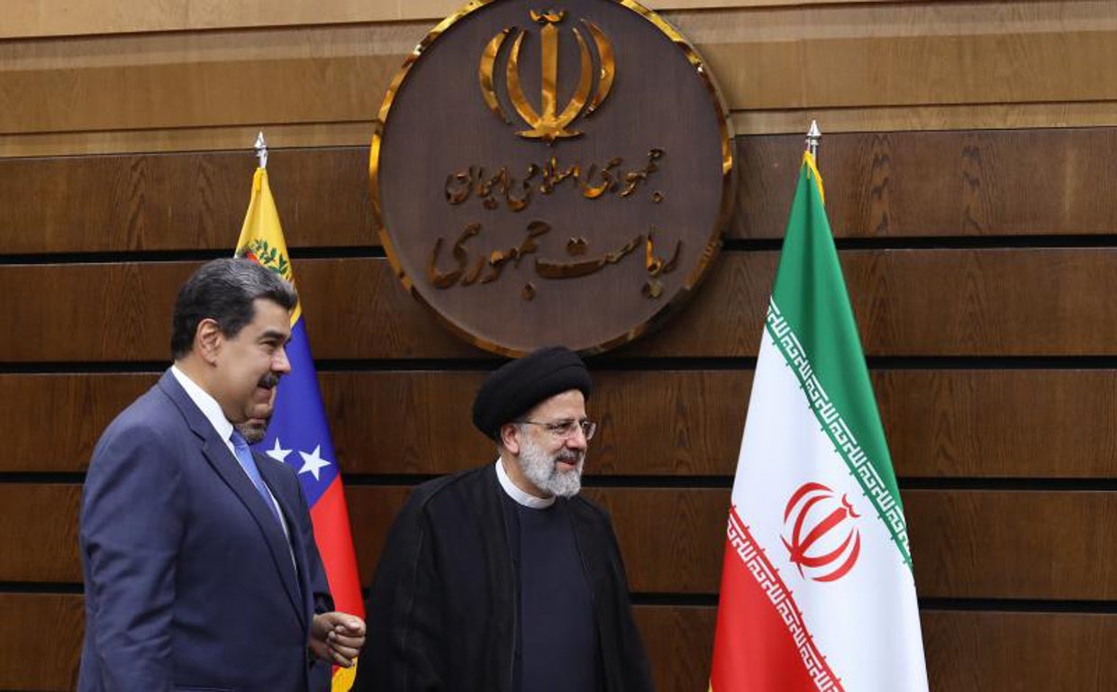 El presidente iraní, Ebrahim Raisi, y su homólogo venezolano, Nicolás Maduro, llegan a una rueda de prensa  en el Palacio de Saadabad en Teherán.