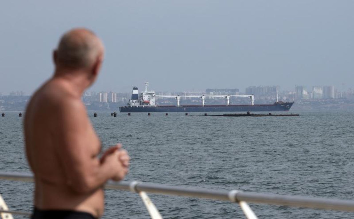 Sale el primer barco del puerto de Odesa con grano ucraniano