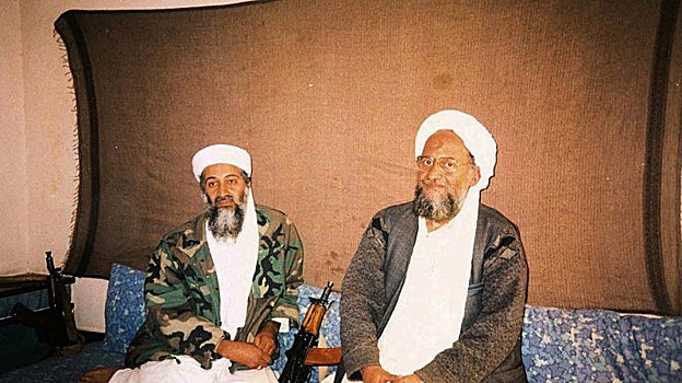 Imagen antes - Bin Laden y Al Zawahiri, cuando este era su número dos. La segunda imagen es una de las úlitmas apariciones de Al Zawahiri