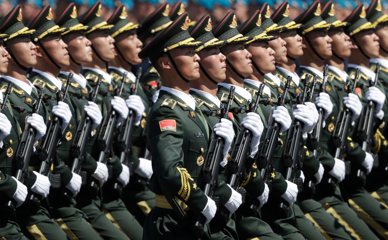 Soldados del Ejército chino desfilando en Moscú, en una foto de archivo, durante una conmemoración de la victoria rusa contra los nazis | Vídeo: China muestra su fortaleza militar como respuesta a la anunciada de la visita de Nancy Pelosi a Taiwán