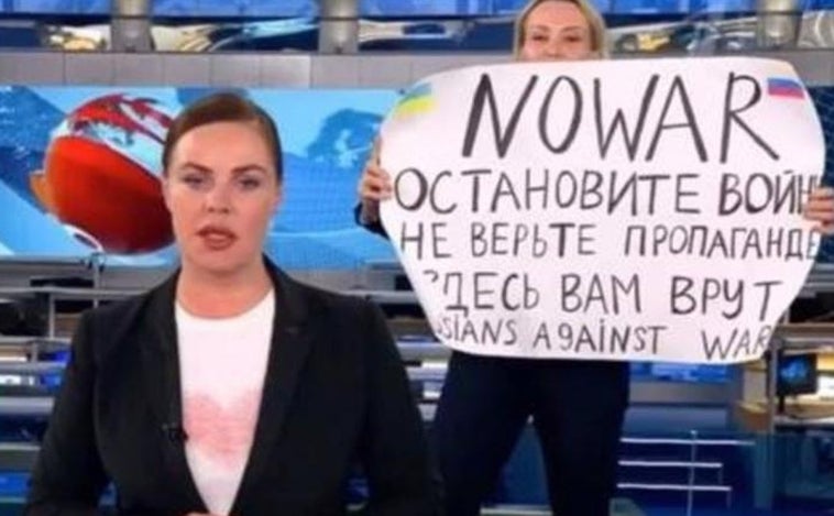 La periodista que criticó la guerra de Ucrania en televisión regresa a Rusia para luchar por la custodia de sus hijos