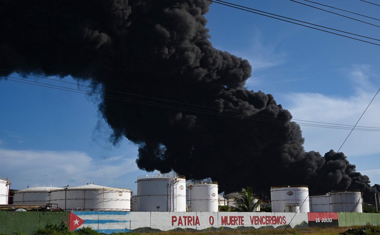 Diecisiete desaparecidos y, al menos, 77 heridos en un gran incendio en Cuba