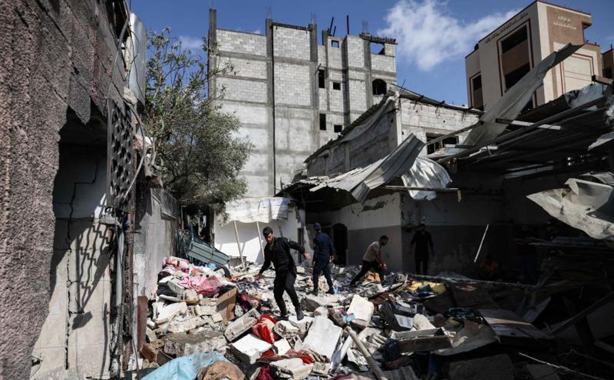 Agentes de la policía palestina evalúan los daños en el campo de refugiados de Jabalia, en el norte de la Franja de Gaza