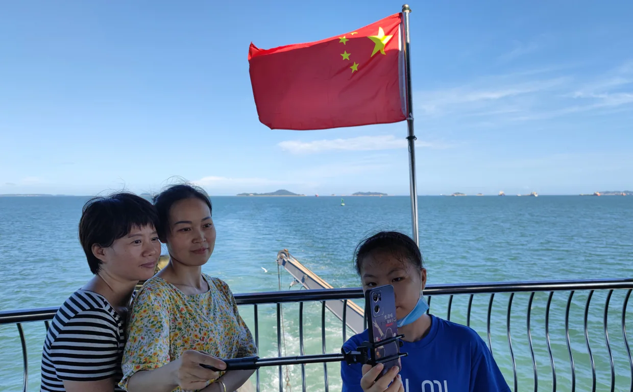 Una familia se fotografía ante las islas Kinmen, que están bajo control de Taiwán