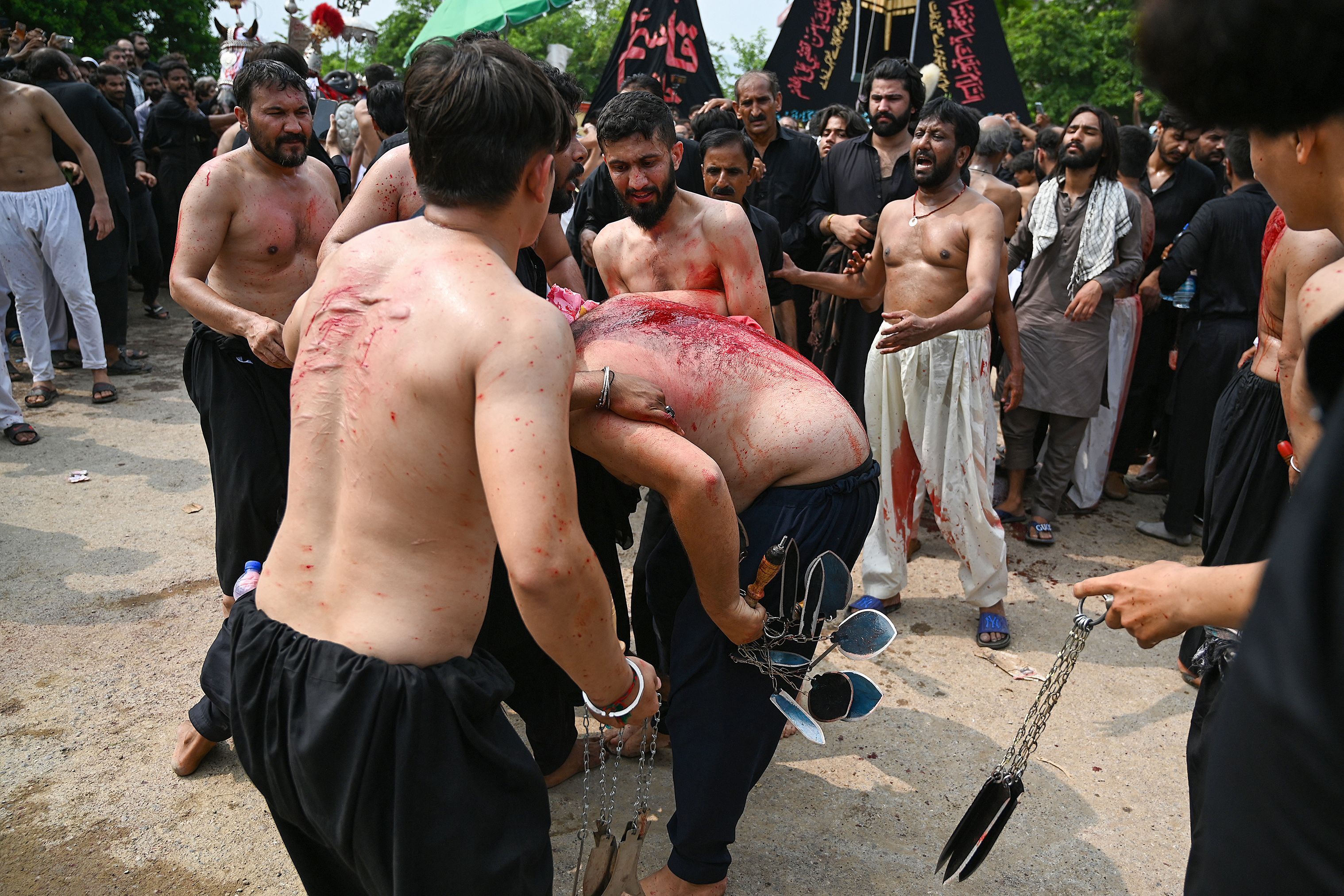 La procesión de Ashura en Peshawar, Pakistan.