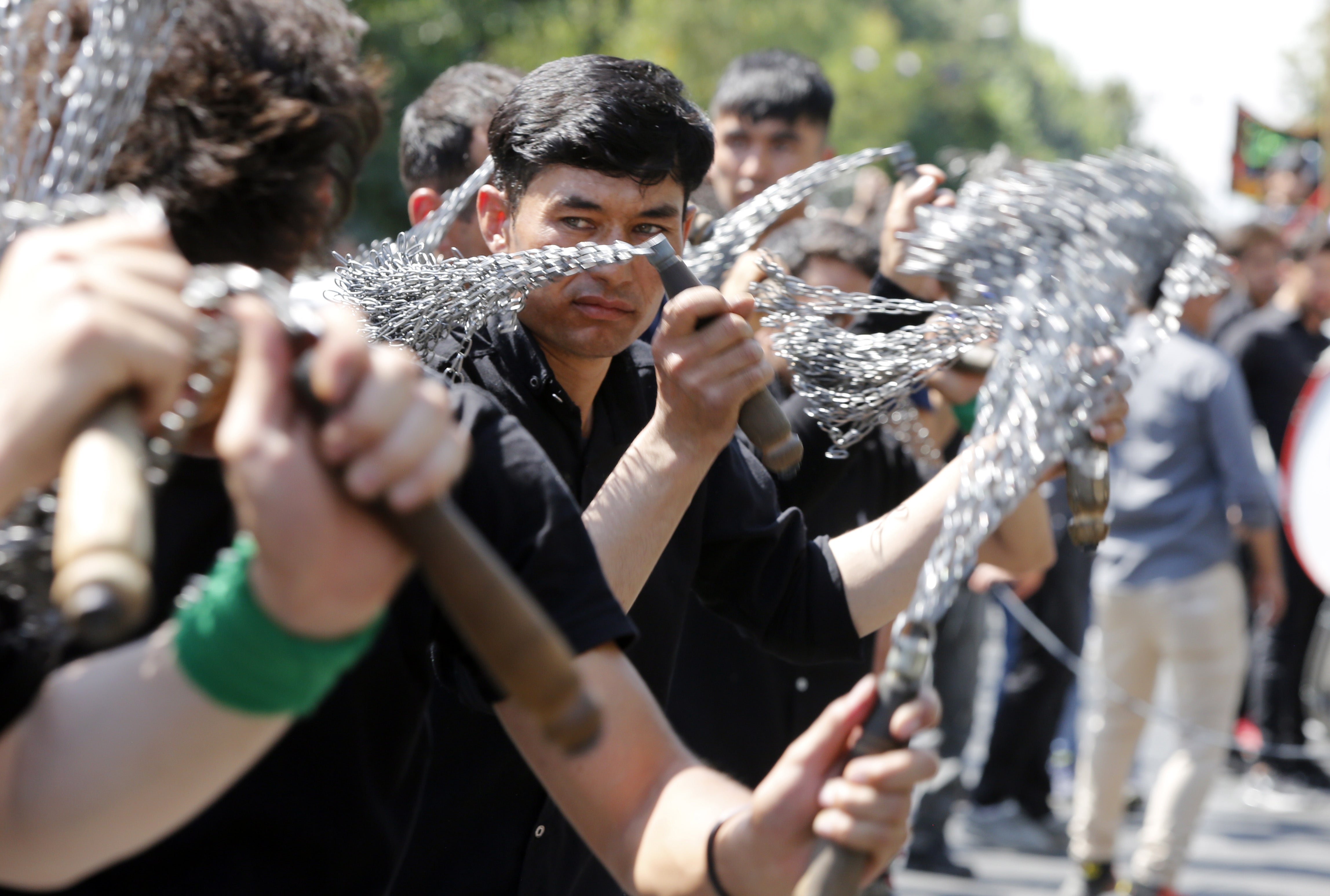Refugiados afganos residentes en Irán participan en la Ashura en Teherán. 