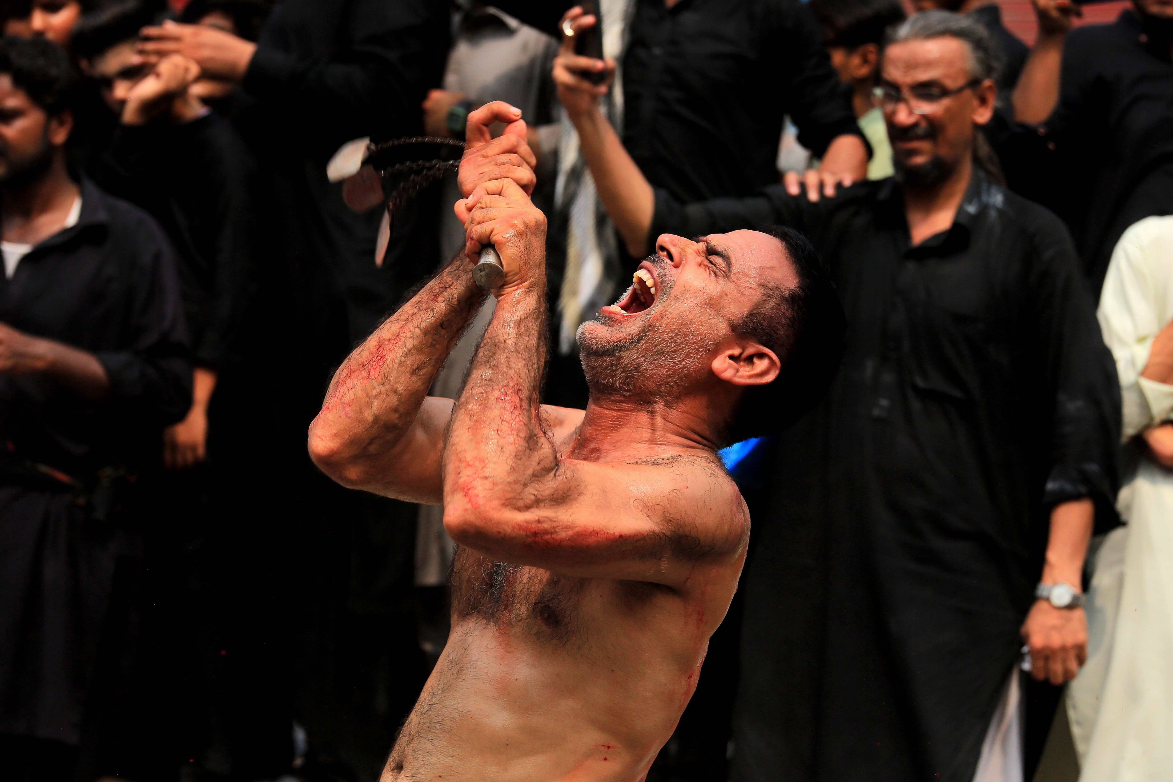 Un musulmán chií se flagela durante la Ashura en Peshawar, Pakistan.