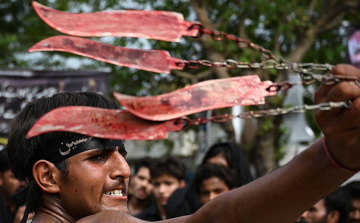 Un chiita, durante la celebración de la Ashura en Islamabad (Pakistán)