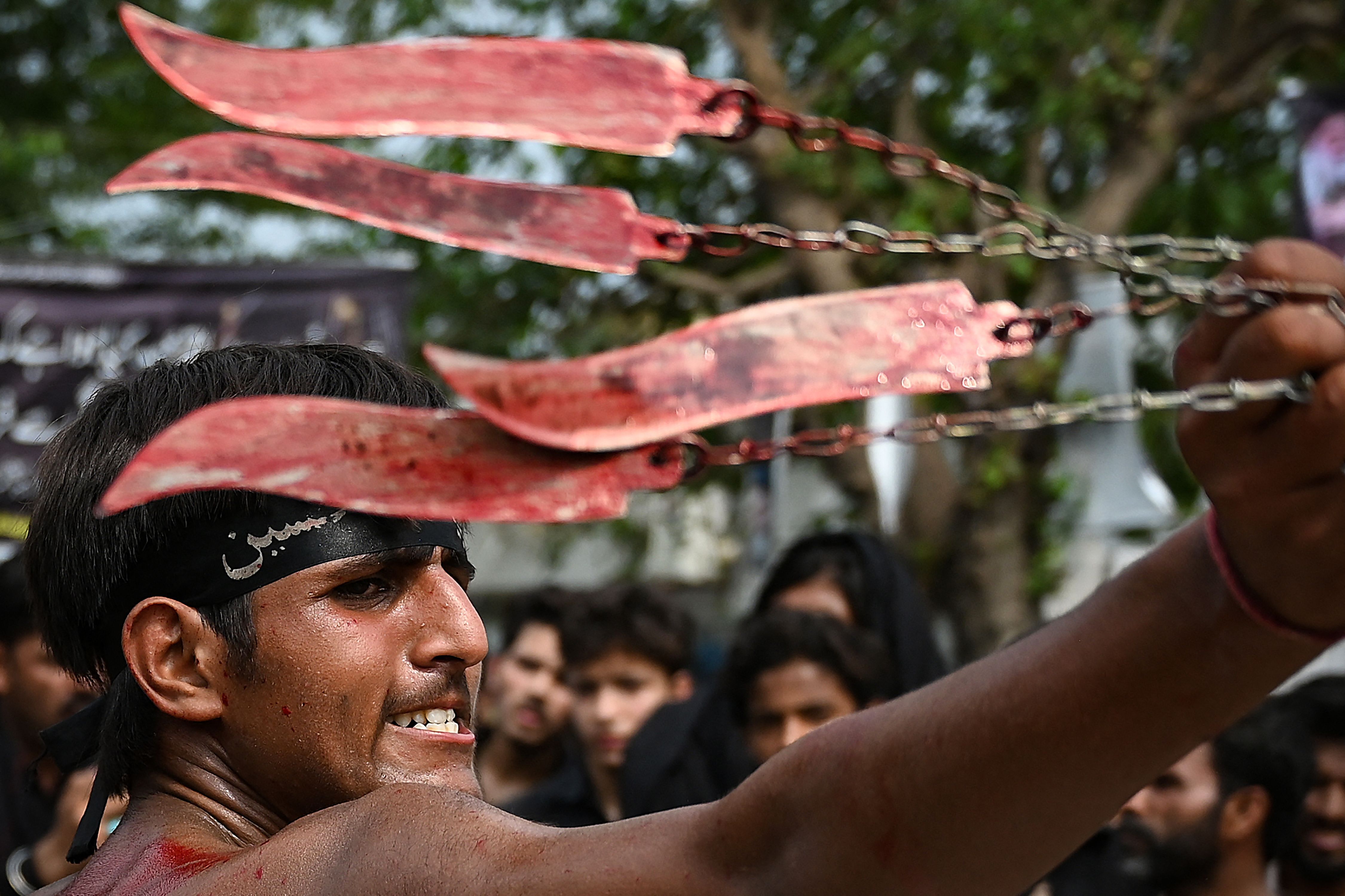 Un chií se flagela durante la procesión del Ashura en Islamabad. 