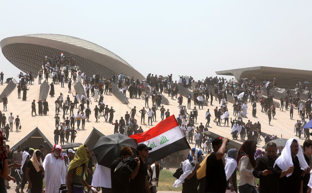 Seguidores de Al Sadr junto al monumento al soldado desconocido el pasado viernes en Bagdad