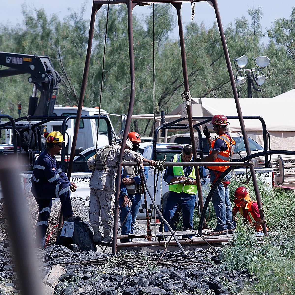 Los diez mineros atrapados en México se vuelven un conflicto político