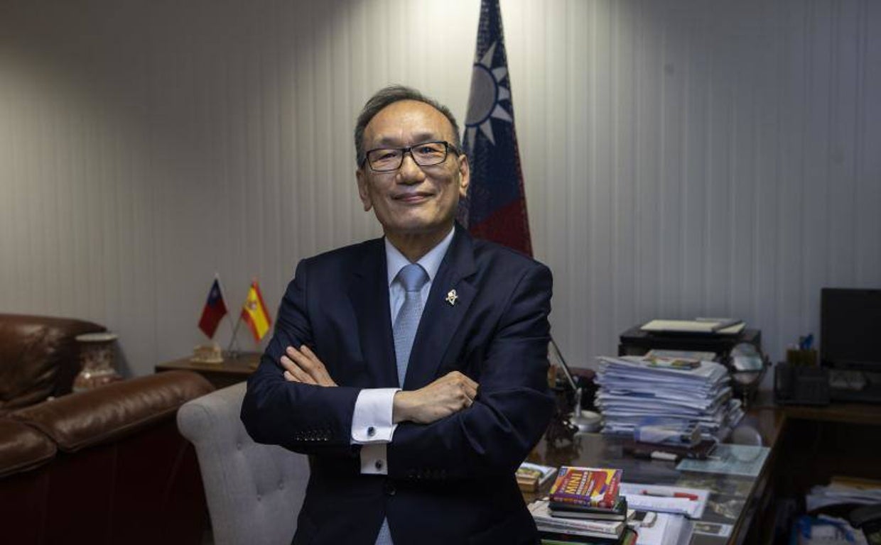 El embajador de Taiwán en España, José María Liu, en su despacho