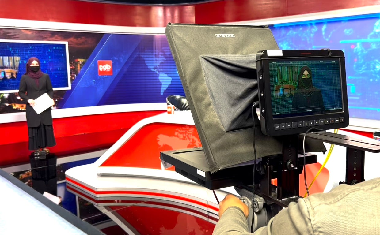 Sonia Niazi, de 22 años, encargada de dar el resumen informativo de Tolo News cada hora