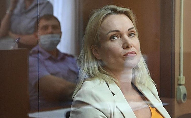 Rusia pone bajo arresto domiciliario a la periodista que protestó en televisión contra la guerra
