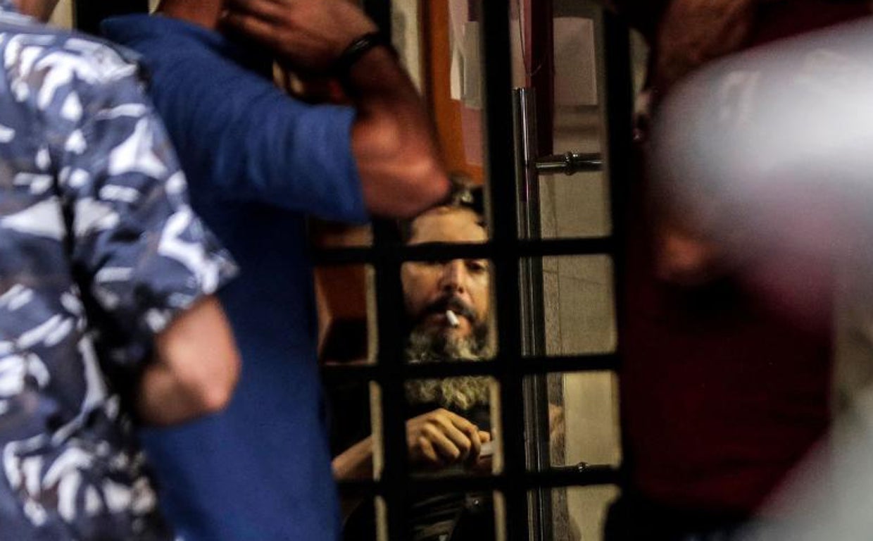 El secuestrador fumando un cigarrillo en el interior de la sucursal