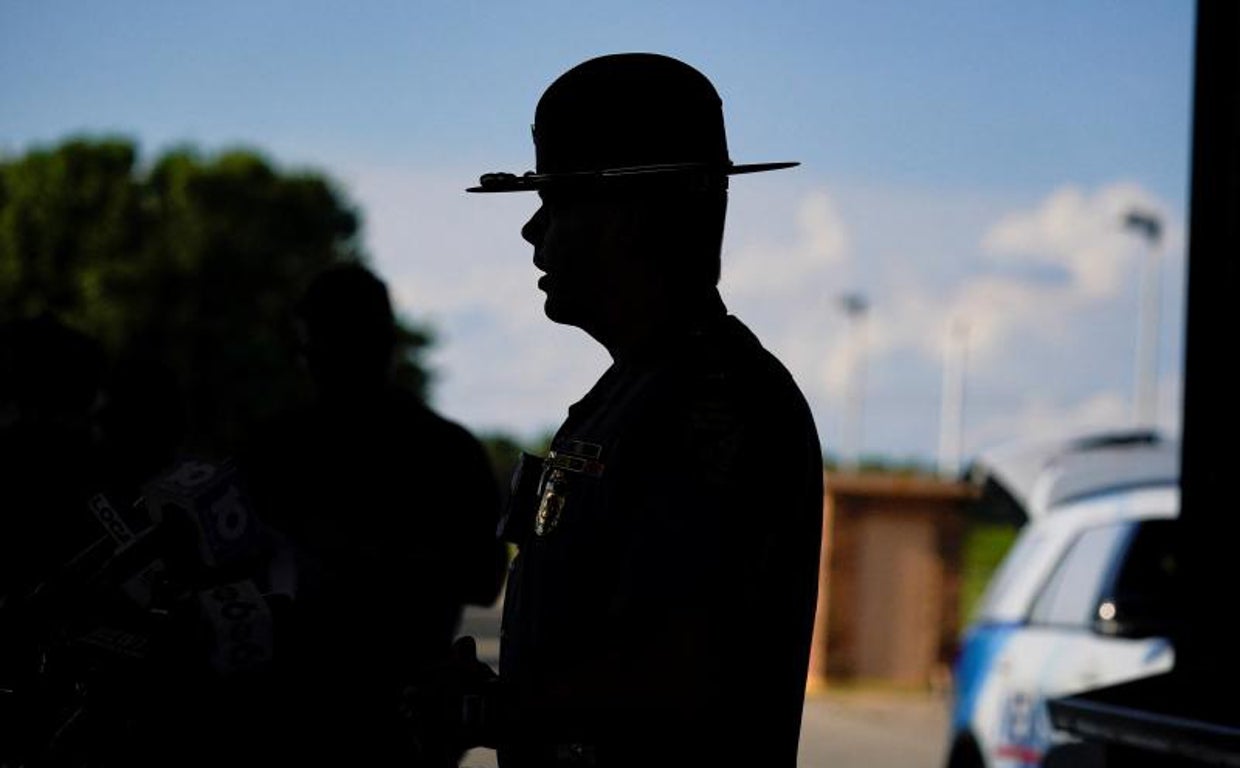 Nathan Dennis, portavoz de la Patrulla de Autopistas de Ohio, comunica la muerte del atacante.