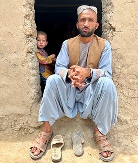 Imagen secundaria 2 - 1. Sharifa, de diez años, vendida por 150.000 afganis (1.500 euros) a un familiar para pagar la factura clínica de su padre en Pakistán / 2. Fariza, de 3 años, vendida también por 150.000 afganis. Su madre no quiere oír hablar del tema; su padre no descarta hacer lo mismo con sus otras dos hijas / 3. Fariza y su padre, Mohamed Azin