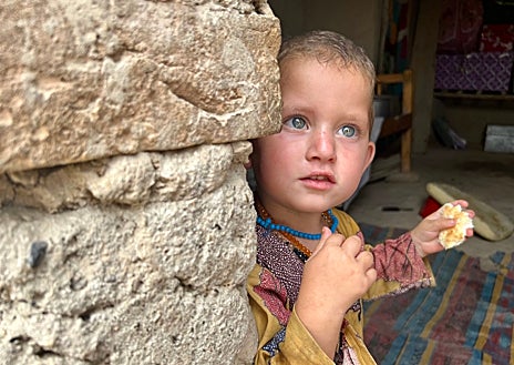 Imagen secundaria 1 - 1. Sharifa, de diez años, vendida por 150.000 afganis (1.500 euros) a un familiar para pagar la factura clínica de su padre en Pakistán / 2. Fariza, de 3 años, vendida también por 150.000 afganis. Su madre no quiere oír hablar del tema; su padre no descarta hacer lo mismo con sus otras dos hijas / 3. Fariza y su padre, Mohamed Azin