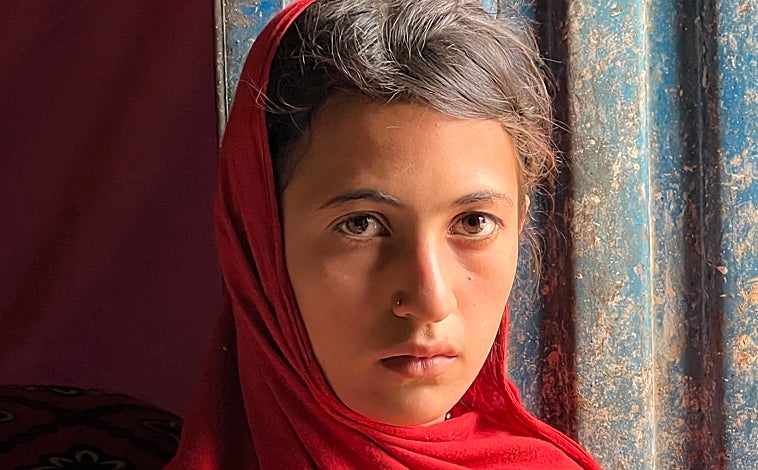 Imagen principal - 1. Sharifa, de diez años, vendida por 150.000 afganis (1.500 euros) a un familiar para pagar la factura clínica de su padre en Pakistán / 2. Fariza, de 3 años, vendida también por 150.000 afganis. Su madre no quiere oír hablar del tema; su padre no descarta hacer lo mismo con sus otras dos hijas / 3. Fariza y su padre, Mohamed Azin