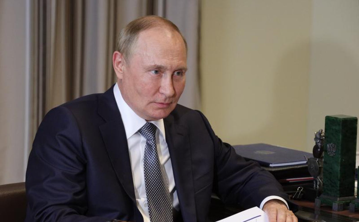 El líder ruso, sobre estas líneas