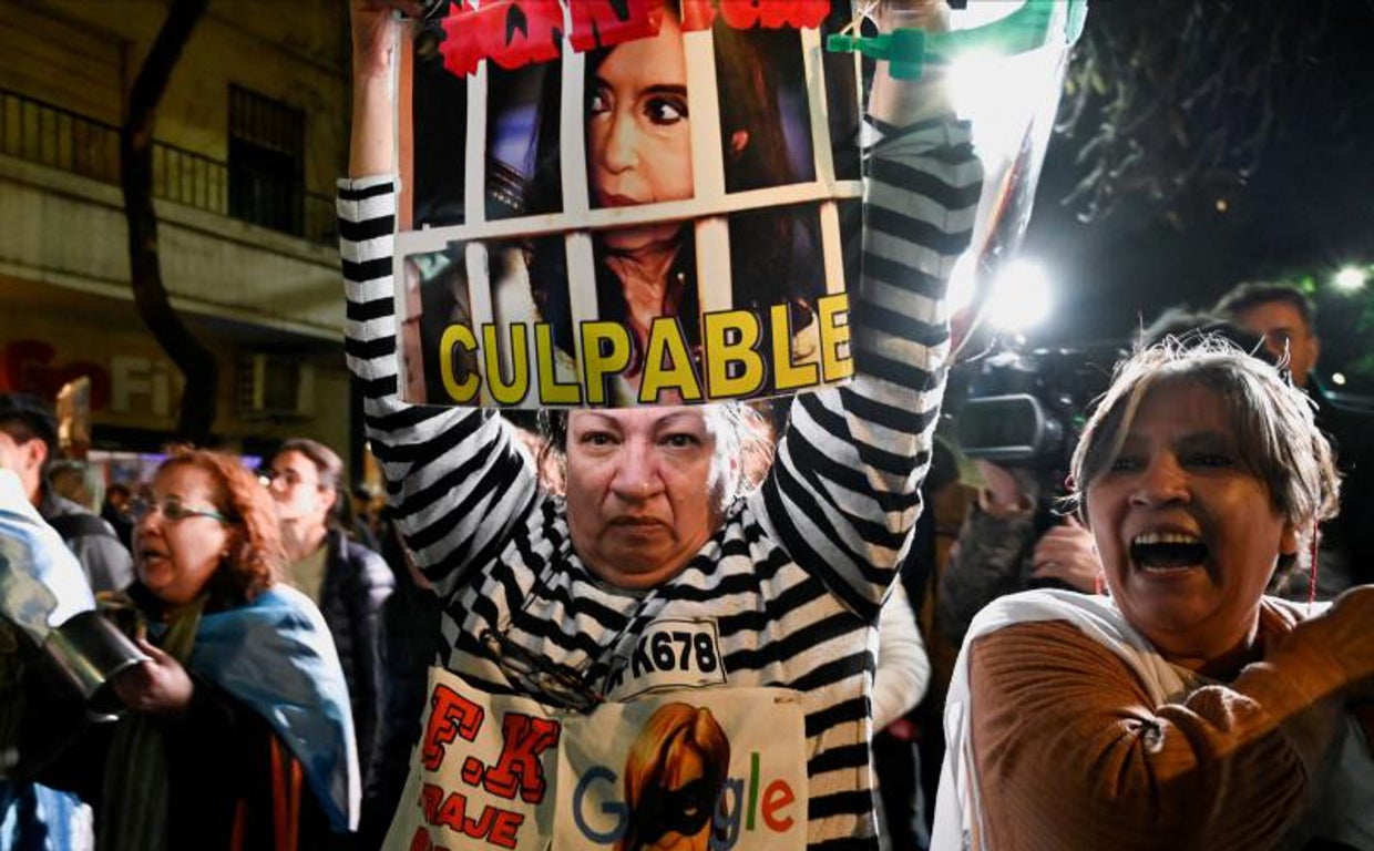 Disturbios entre partidarios y detractores de Cristina Kirchner frente a su casa tras pedir el fiscal 12 años de cárcel