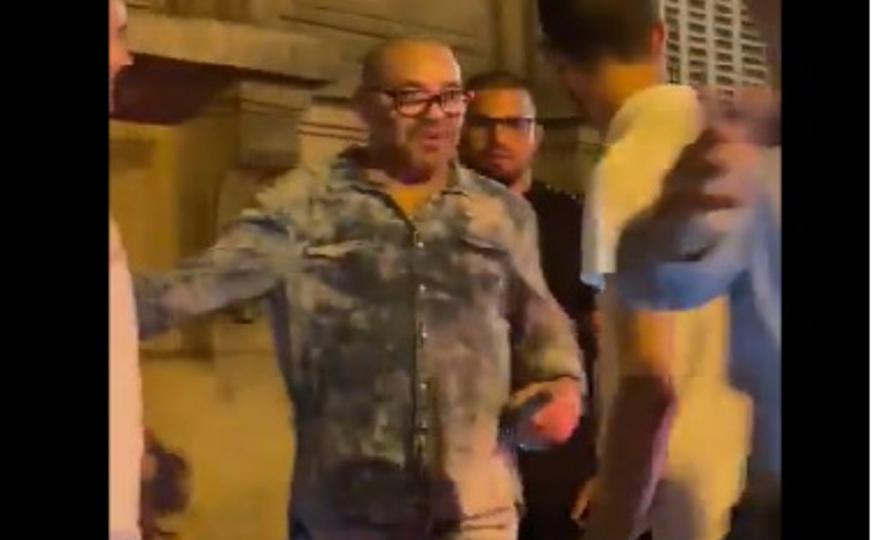 Momento en el que Mohamed VI es grabado por las calles de París