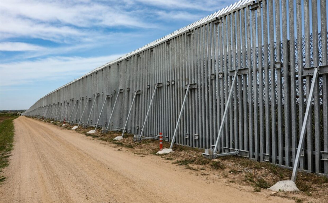 La valla, ya existente en Evro actualmente, es de casi 40 kilómetros y cinco metros de altura