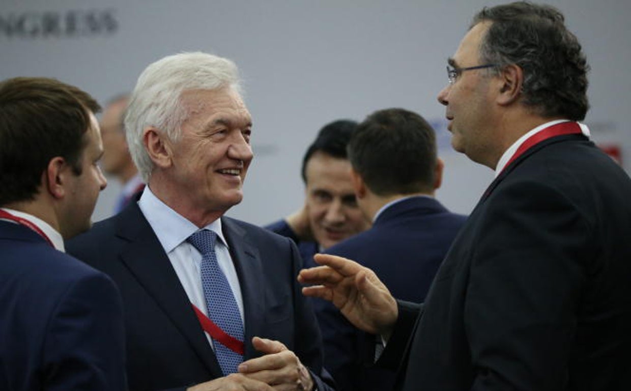 El oligarca ruso Gennadi Timchenko (izquierda) con el director general de TotalEnergies, Patrick Pouyanné (derecha), en el Foro Económico Internacional de San Petersburgo, en Rusia, en junio de 2019.