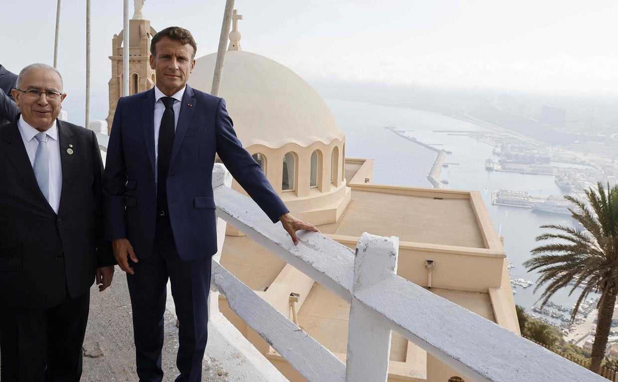 Macron denuncia el «imperialismo ruso» en África y pide ayuda a Argelia para combatir el islamismo yihadista