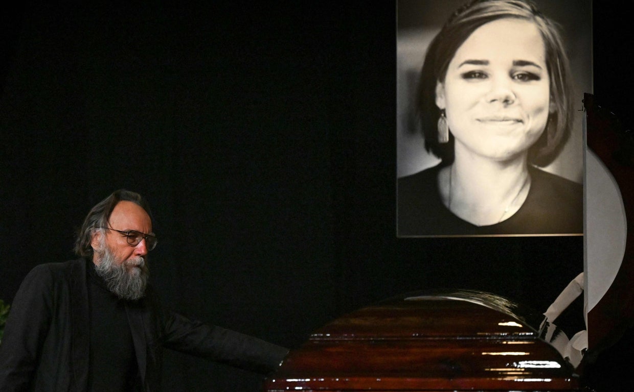 El filósofo ruso, Alexander Duguin, durante el velatorio de su hija