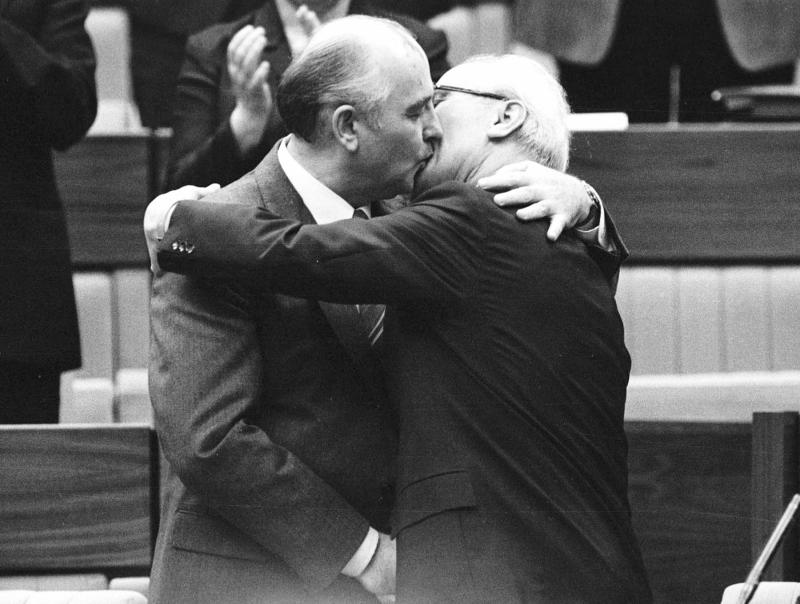 Gorbachov felicita con un beso en 1986 al presidente de la República Democrática de Alemania, Erich Honecker.