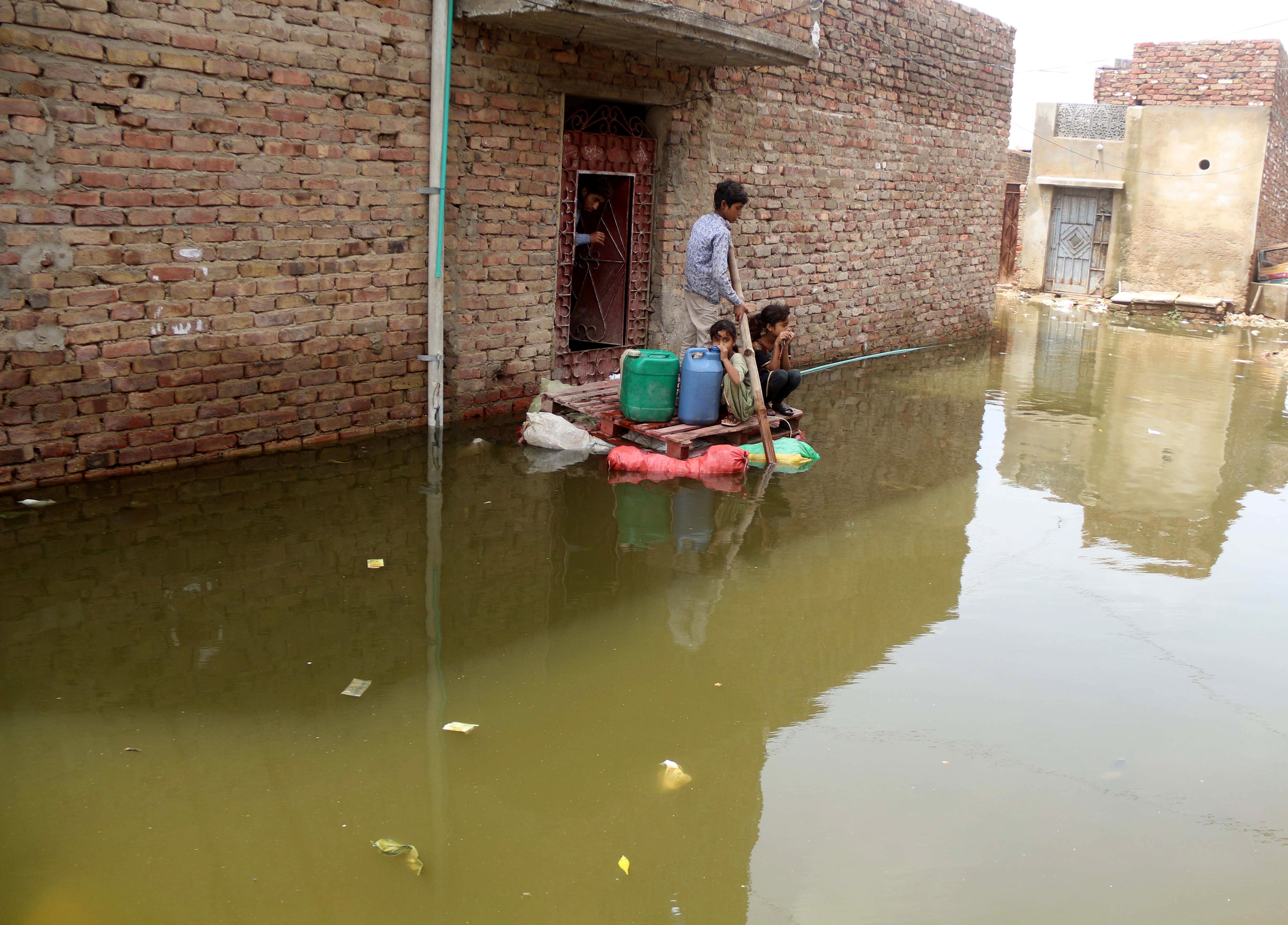 Una familia improvisa un bote para poder salir de su casa.