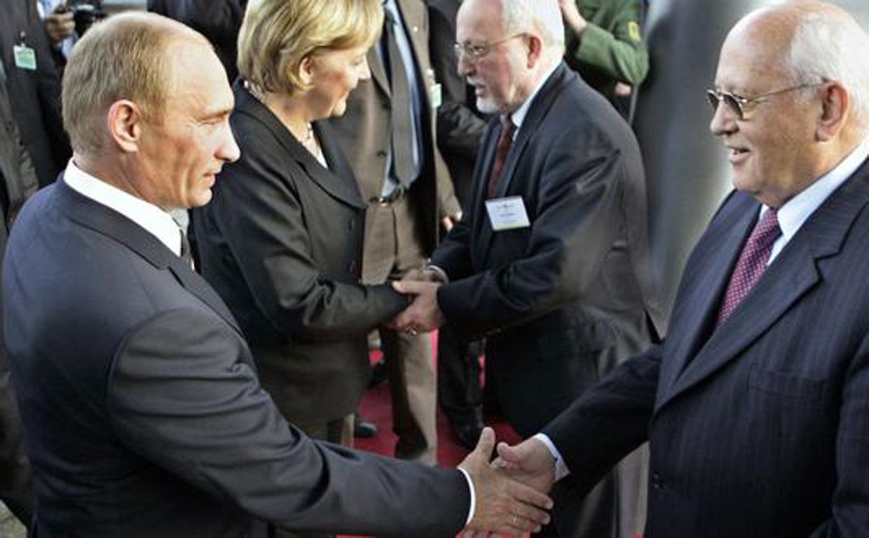 Putin saluda a Gorbachov, en 2006