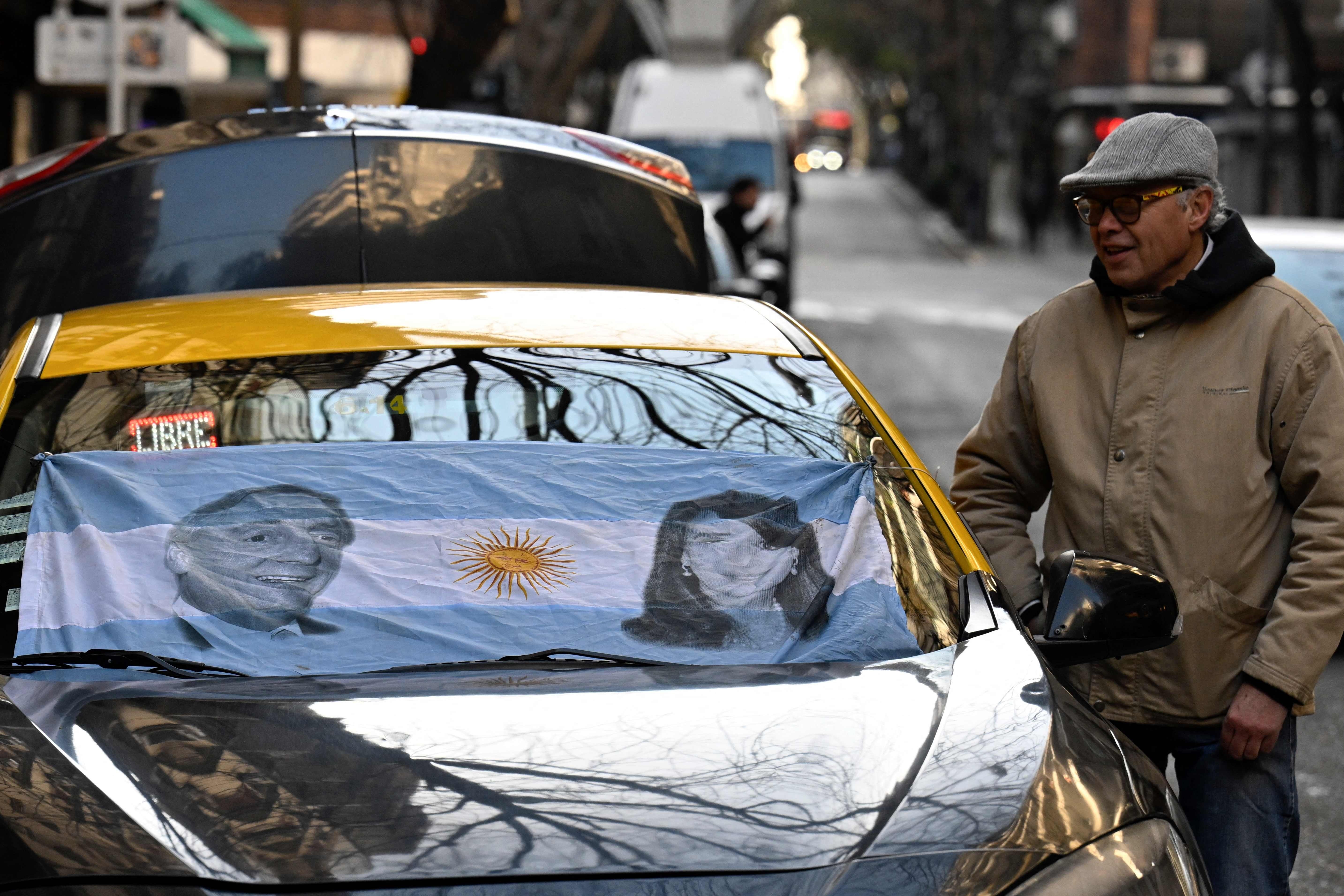 Un coche con una bandera con el rostro de los Kirchner en Buenos Aires. 