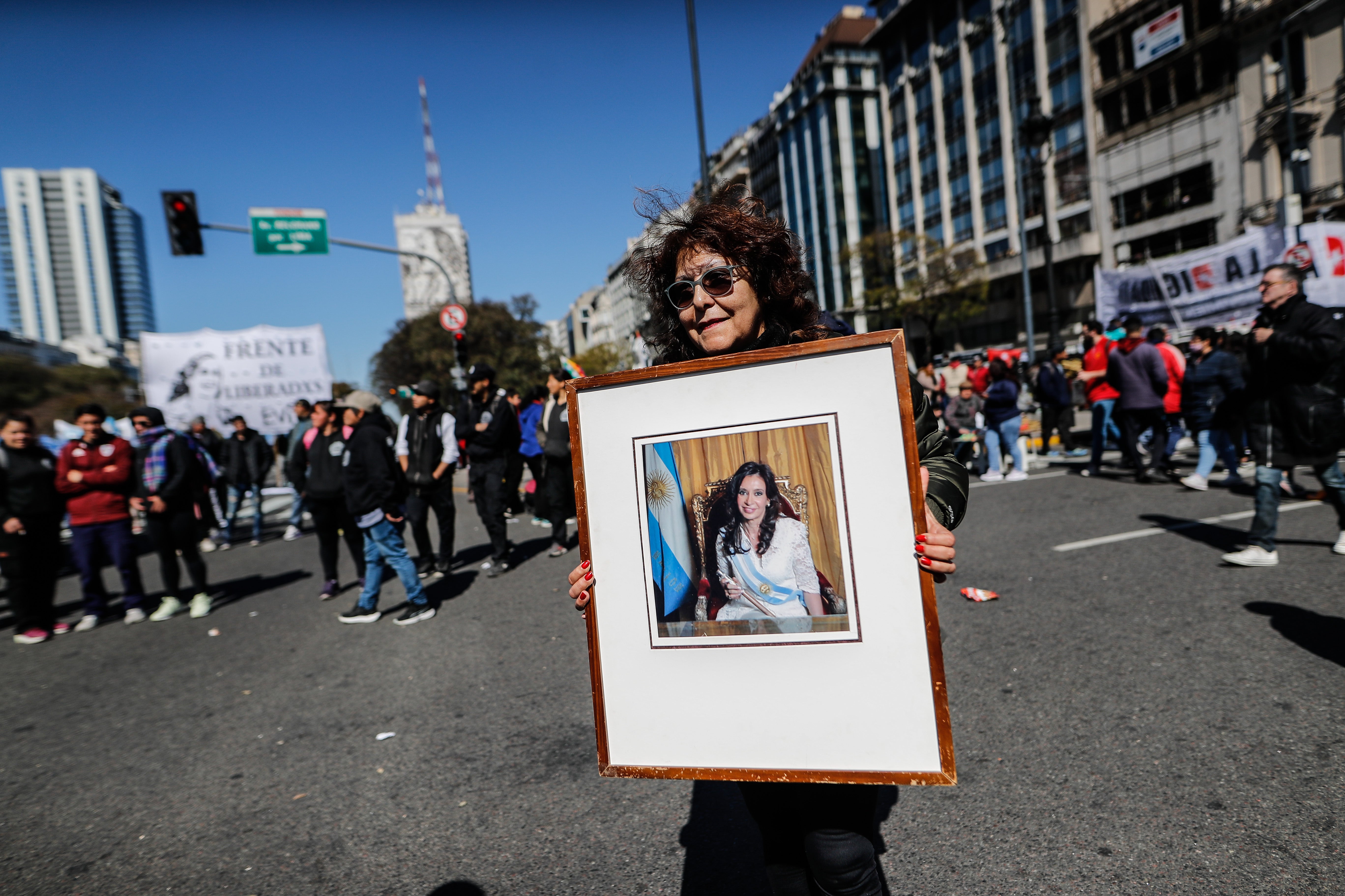 Una simpatizante de Kirchner muestra su retrato durante una concentración en su apoyo celebrada en Buenos Aires.