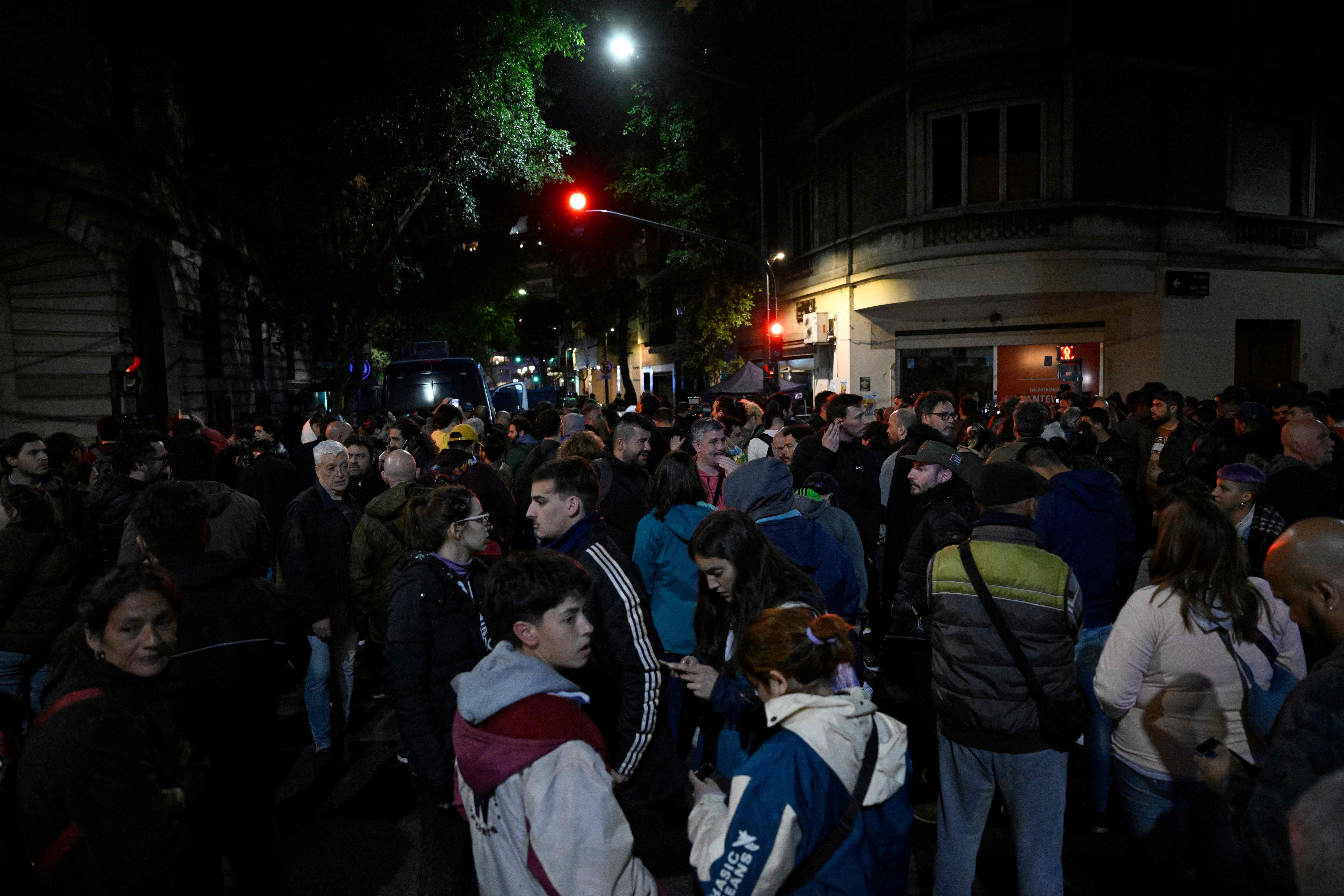 Concentración de partidarios de Kirchner en los alrededores de la residencia de la vicepresidenta.